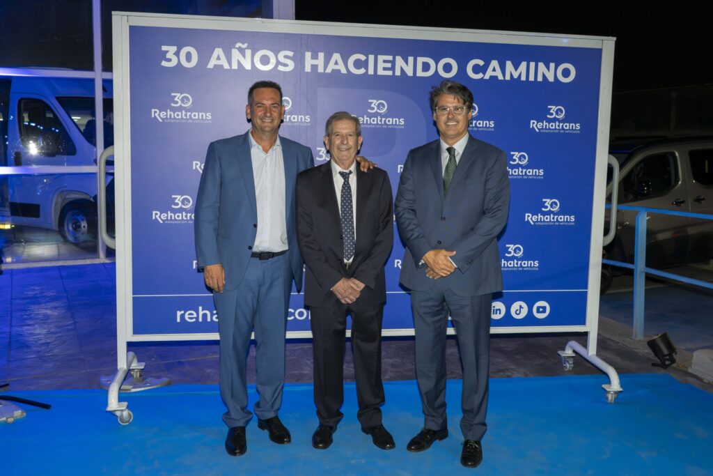 30 aniversario de Rehatrans: tres asistentes ante el photocall del aniversario en Getafe